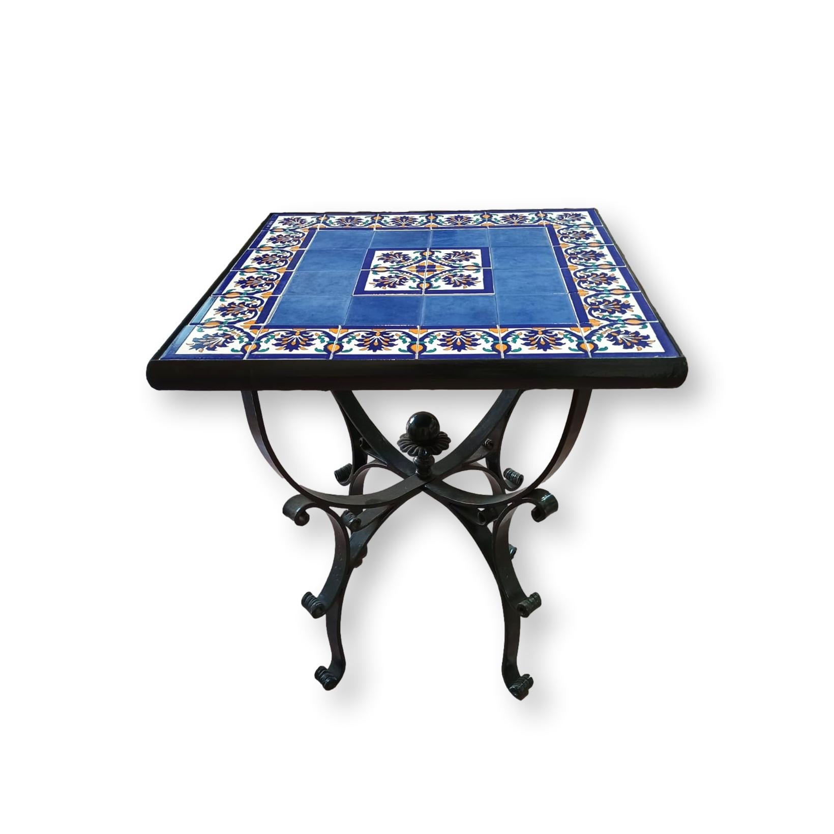 Tavolo quadrato in Ferro battuto - Decori in ceramica fiori fondo blu - 60x60cm base nera