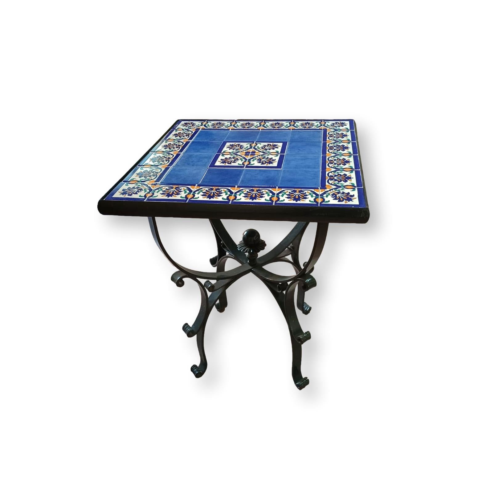 Tavolo quadrato in Ferro battuto - Decori in ceramica fiori fondo blu  - 60x60cm base nera