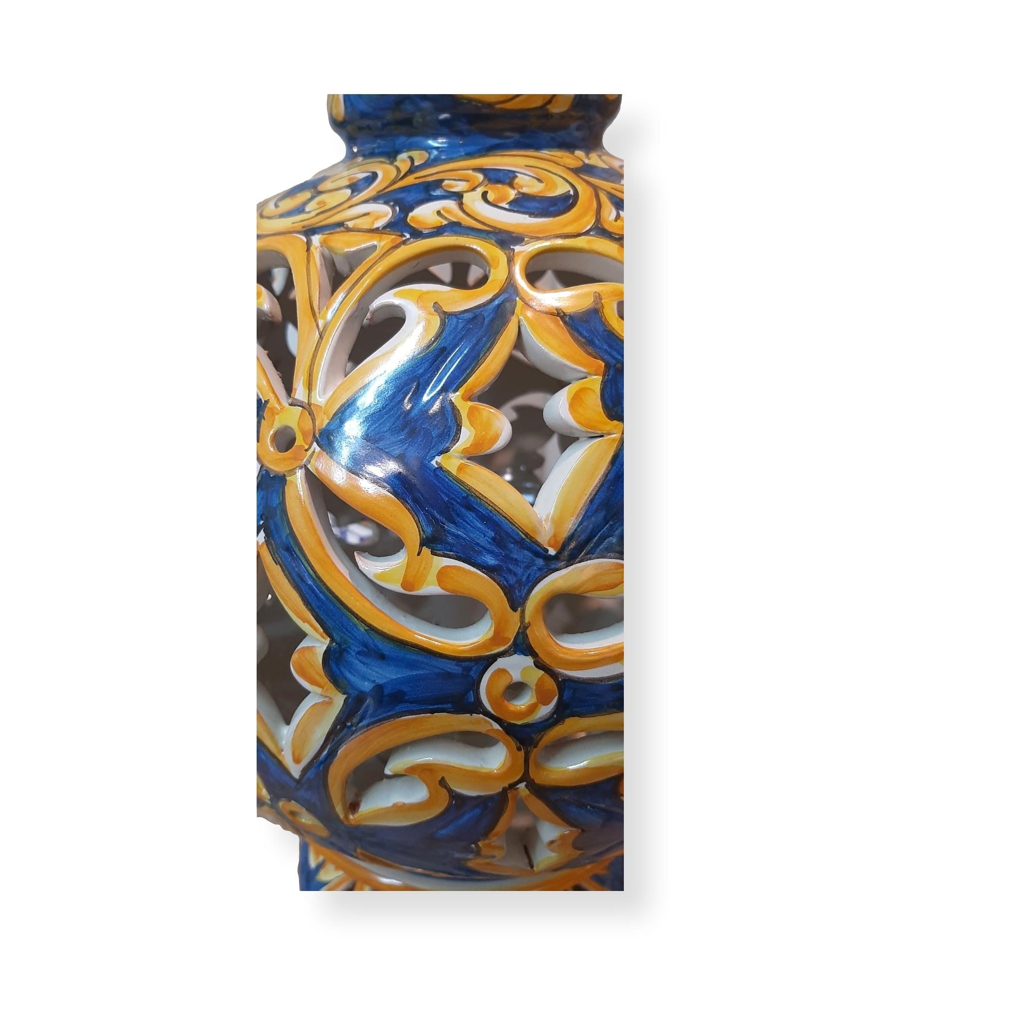 Lampada in ceramica dipinta a mano traforata - Blu con giallo