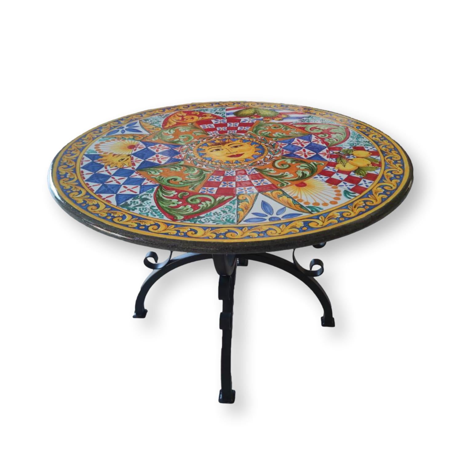 Tavolo in Pietra lavica rotondo con sole e ornamenti mediterranei
