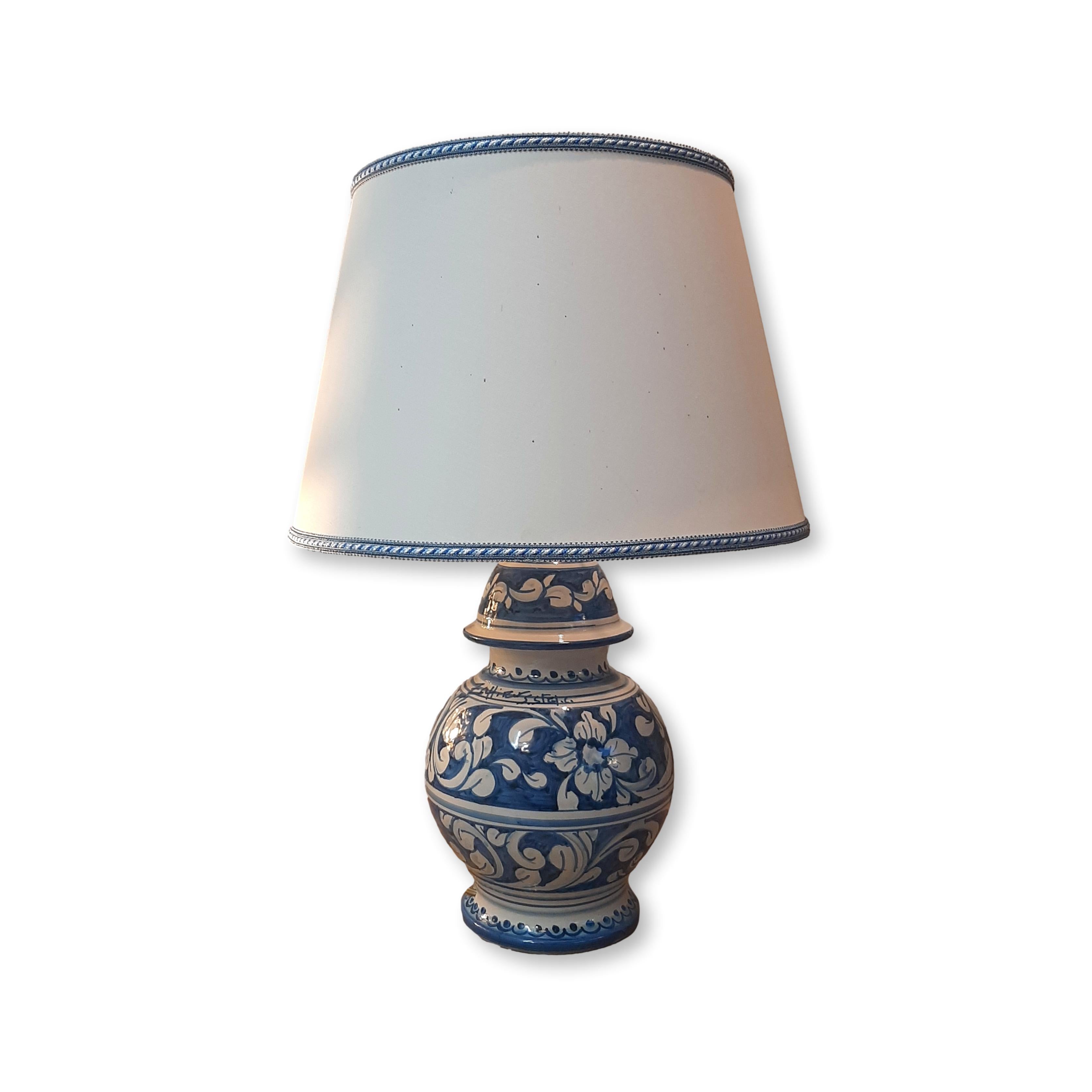 Lume in ceramica dipinto a mano - Decoro Fiori bianco blu