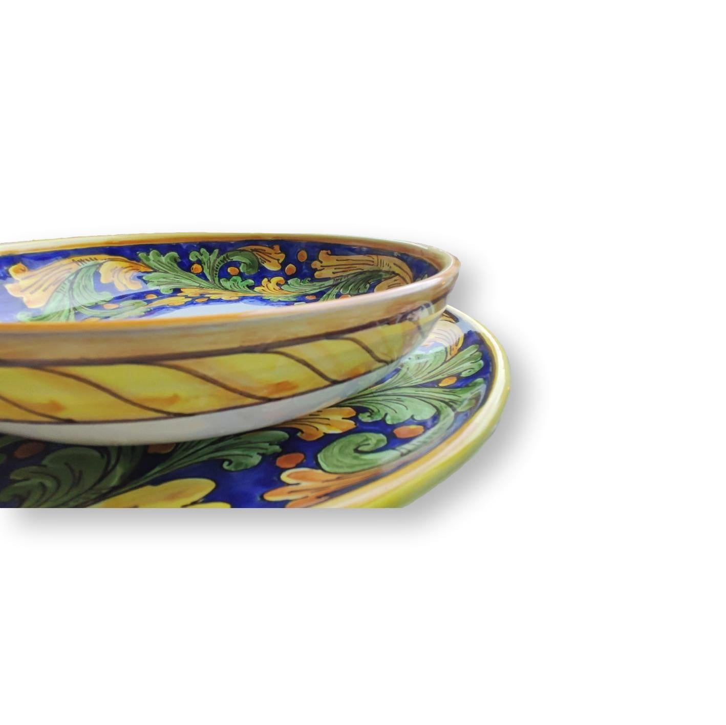 Set di piatti in ceramica in giallo e blu dipinti a mano