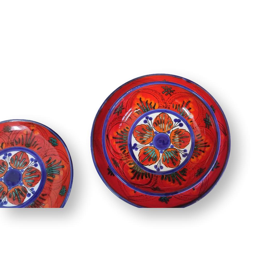 Set di piatti in ceramica rossi dipinti a mano
