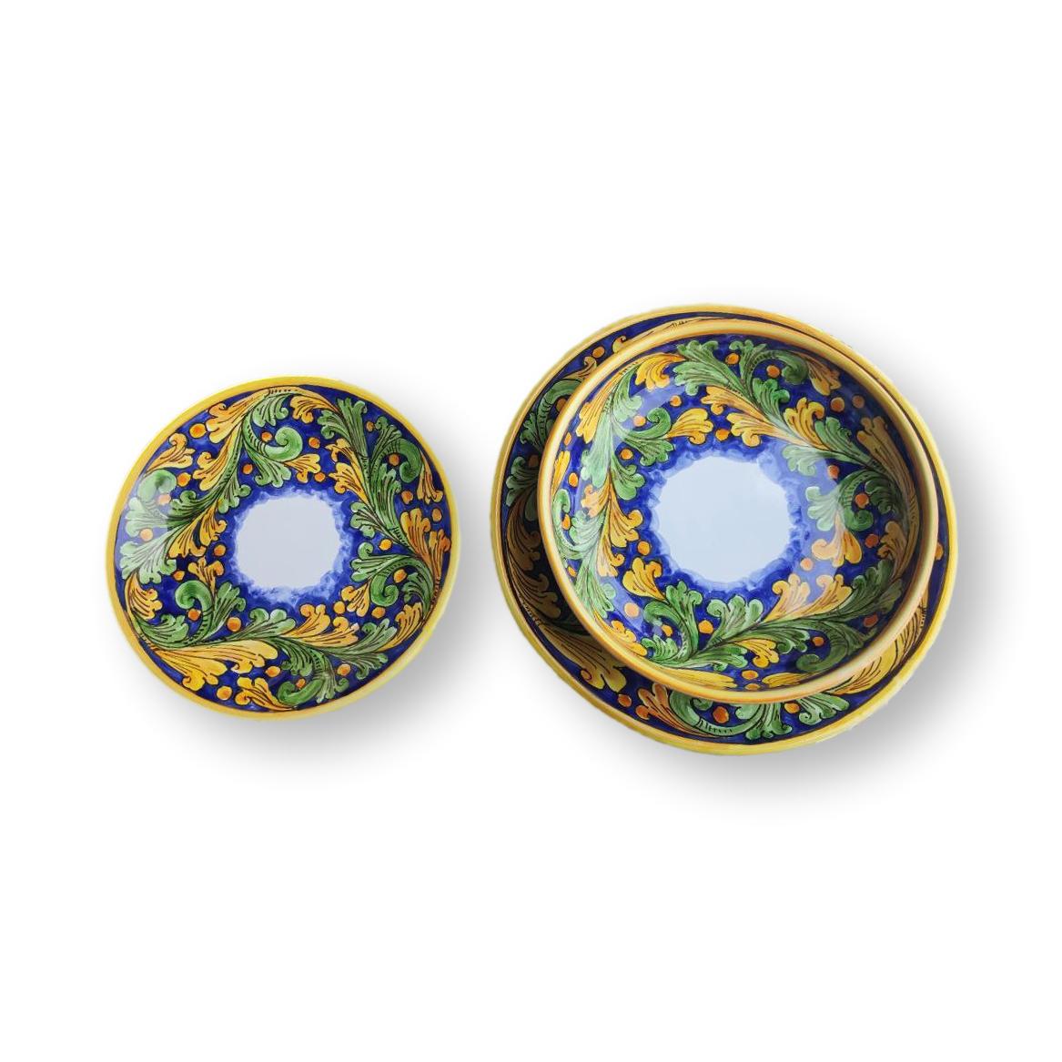 Set di piatti in ceramica in giallo e blu dipinti a mano