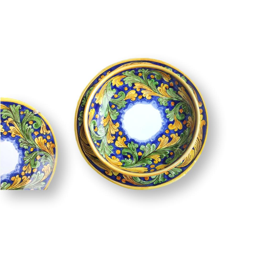 Set di piatti in ceramica in giallo e blu dipinti a mano