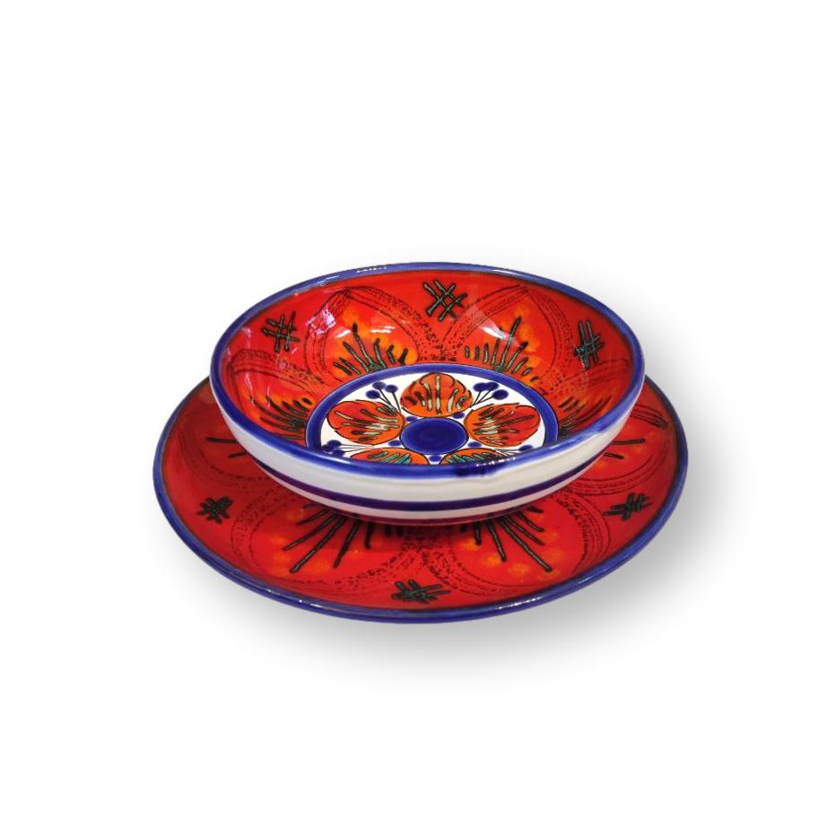 Set di piatti in ceramica rossi dipinti a mano