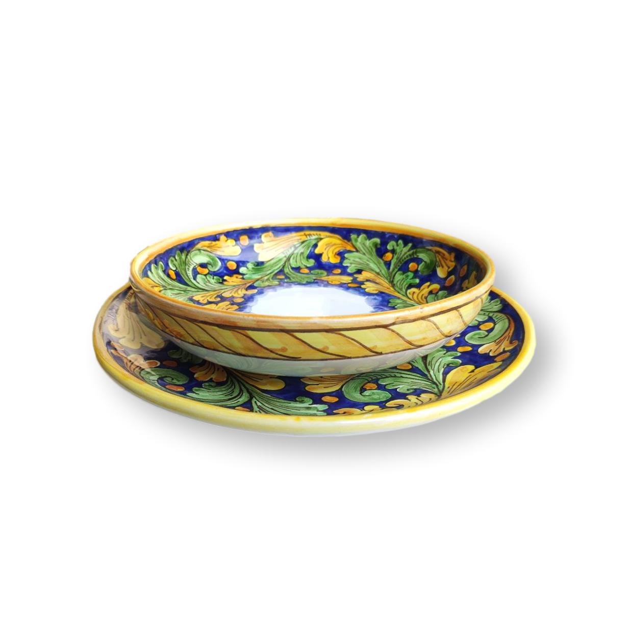 Set di piatti in ceramica in giallo e blu dipinti a mano