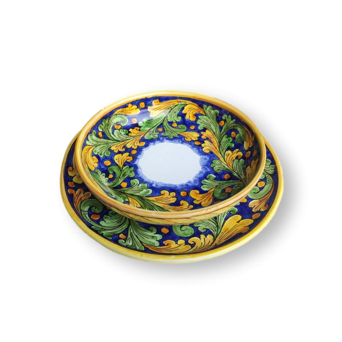 Set di piatti in ceramica in giallo e blu dipinti a mano