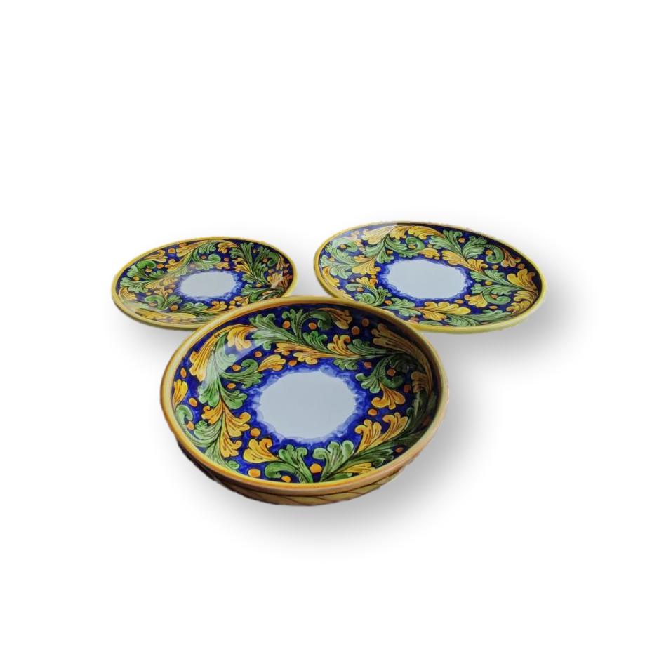 Set di piatti in ceramica in giallo e blu dipinti a mano