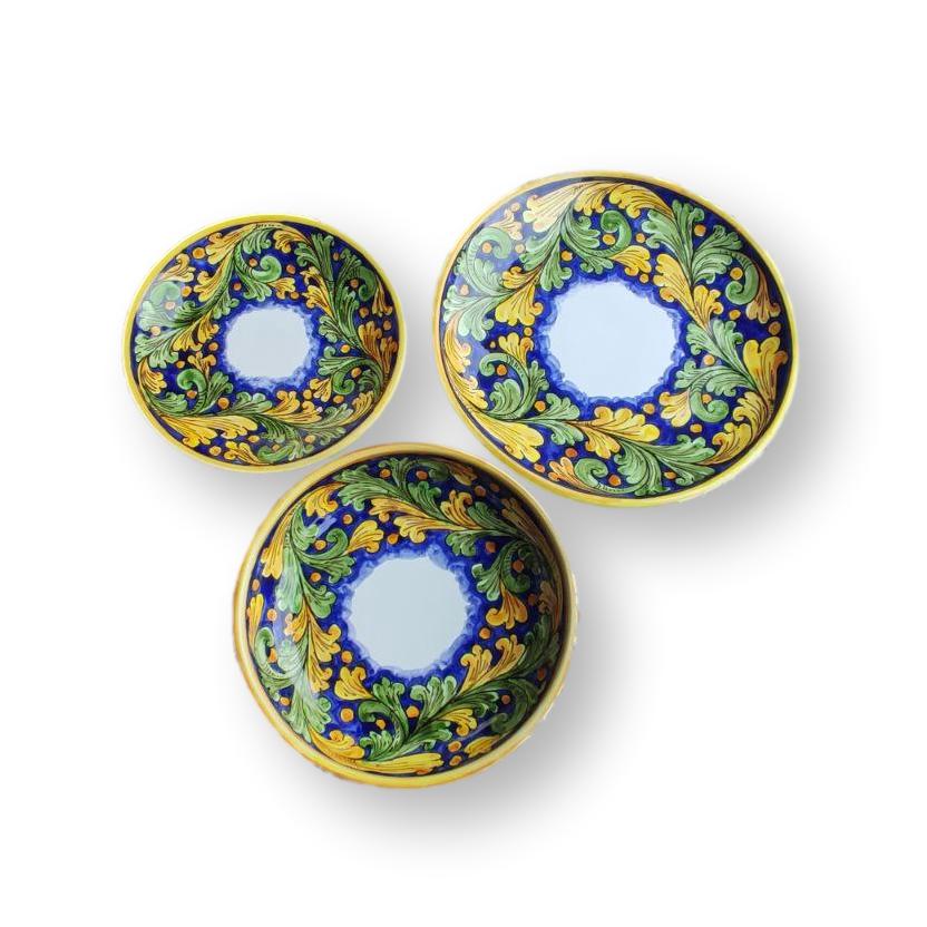 Set di piatti in ceramica in giallo e blu dipinti a mano